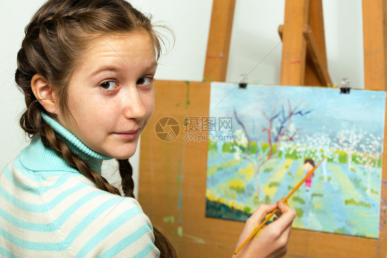 女孩艺术家写着油画图片