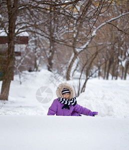 雪降时小女孩在户外笑图片