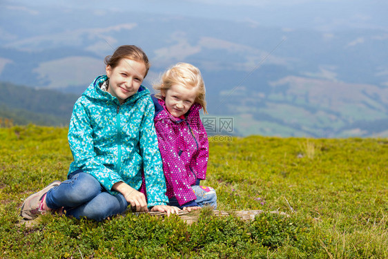 旅游女孩和山景图片