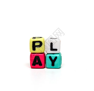 由带有字母的多色子玩具立方体生成的字词图片