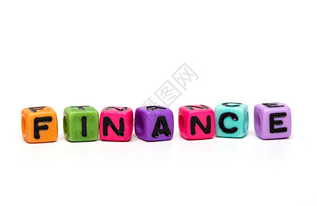 资金单词由带有字母的多色子玩具立方体生成图片