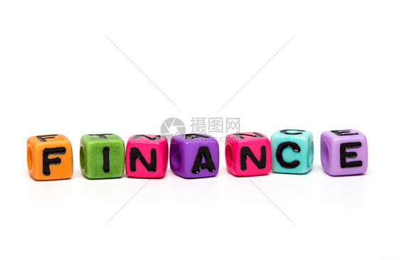资金单词由带有字母的多色子玩具立方体生成图片