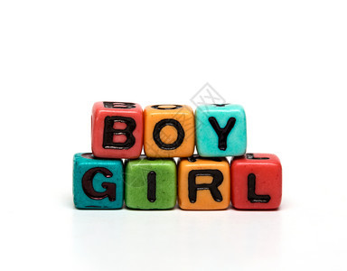 男孩女字由多色儿童玩具和字母制成图片