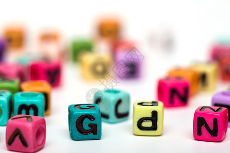 白色背景上字母的多彩子玩具立方体图片