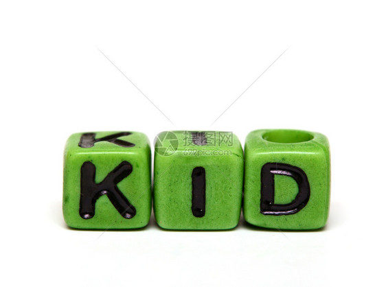 字词由多色儿童玩具立方体和字母制成图片