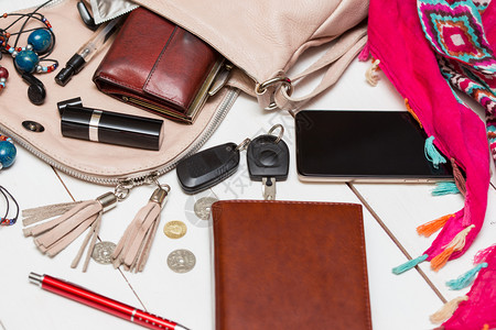 女手提包的内容钱钥匙电话口红香水图片
