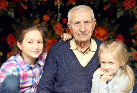 坐在家中的老人和孙女肖像图片