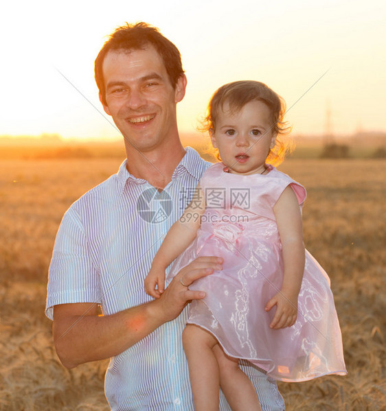 爸和女儿在户外看日落图片