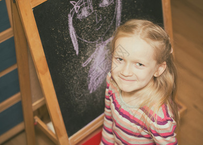 女孩在黑板上画了一个人物图片