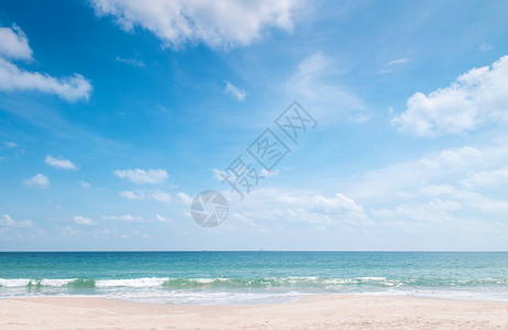 沙滩上清蓝的天空和乌云KrabiThlnd图片