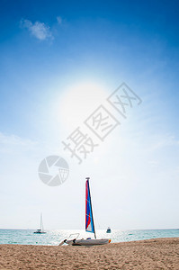 夏天在巴肯提昂海滩乘帆船与太阳对抗清蓝的天图片