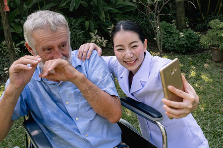 护士与病人的交流图片