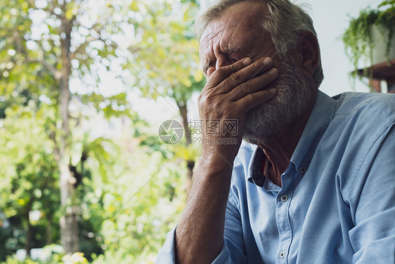 正在捂脸痛哭的老人图片