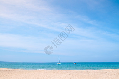 2014年3月8日204年月8日在Bakntig海滩的夏天在白沙滩上清蓝天空的白沙滩上旅游欧洲人图片