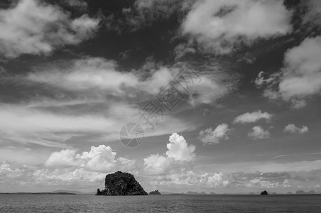 靠近Kohlant的小岛屿Krabi在清蓝的天空中在黑白的泰兰平静阿曼海图片
