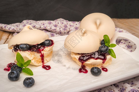 加蓝莓果酱的法国蛋白饼干图片