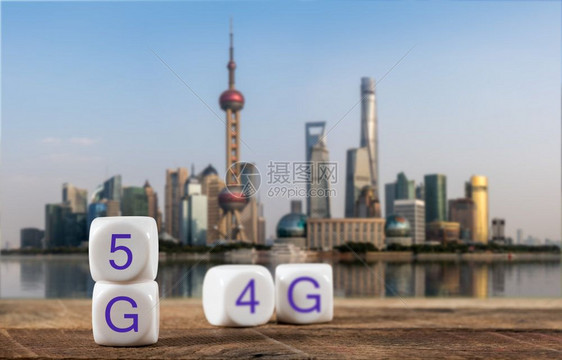 5g拼写在4或lte的立方体中4glte模糊在后面与上海市背景相隔木制桌上的区块拼写和上海后面的城市景色图片
