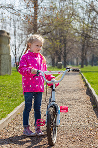 在公园散步时骑自行车的女孩图片