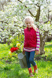 花园里微笑的小女孩图片