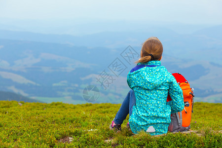 旅游女孩和山上观光客图片