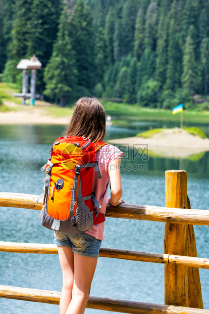 湖水与山景的旅游女孩乌黑图片