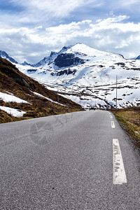 在挪威诸山公路上图片