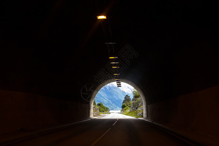 山脉隧道图片
