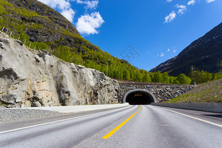 在挪威山中的隧道与蓝色天空相对图片