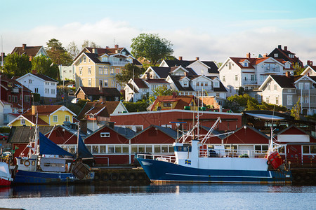 在一个小的瑞典镇上朝天的房屋和舰船图片