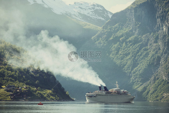 大渡轮在最美丽的鸟儿渡轮在诺韦州最美丽的北边峡湾图片