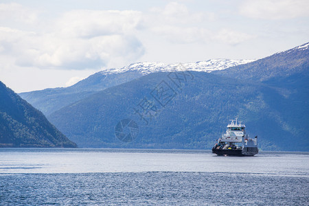 渡挪威湾背着山峰渡图片