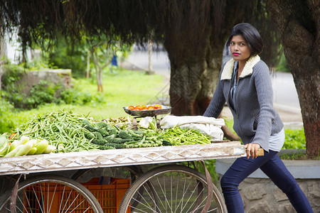 短发的印度女孩短发卖蔬菜在一辆马车上pune短发卖蔬菜的印度女孩图片