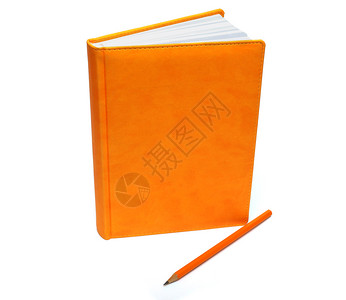 白背景上的橙笔记本和铅图片