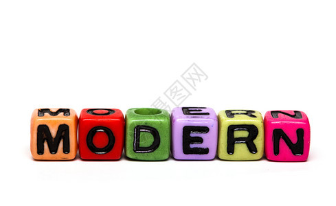 现代单词由带有字母的多色子玩具立方体制成图片