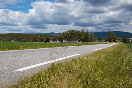 乡村公路空房屋在诺韦山丘上图片