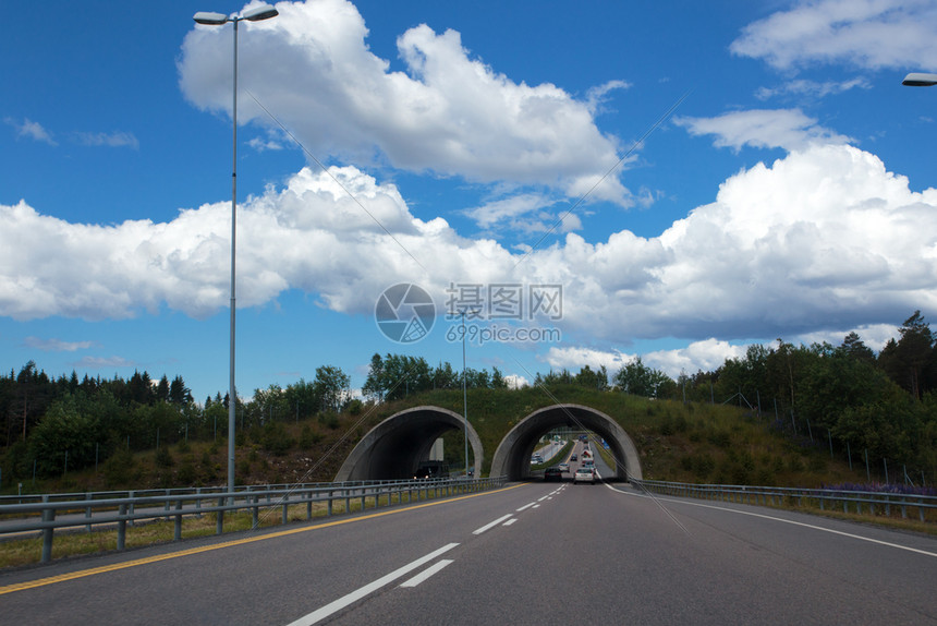 在努鲁道路上的隧道图片