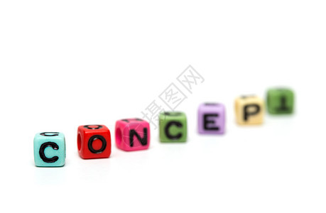 由多色子玩具立方体用字母制成的词图片