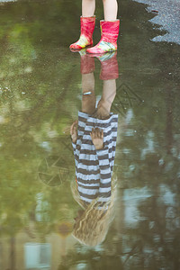 女孩在口香糖泡反映在夏天的一条水龙里图片