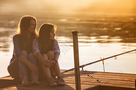 妈妈和女儿坐在达尼河岸图片