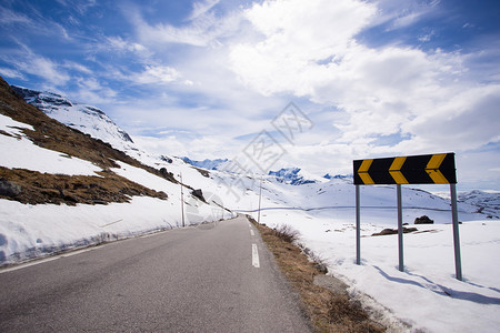 诺瓦路雪山上的指示牌图片