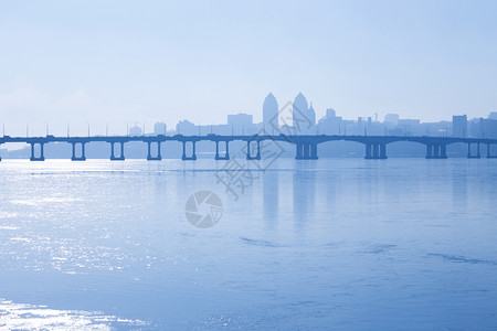 天线城市桥的平视图图片