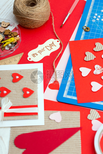 具有装饰的卡片和工具valenti日图片