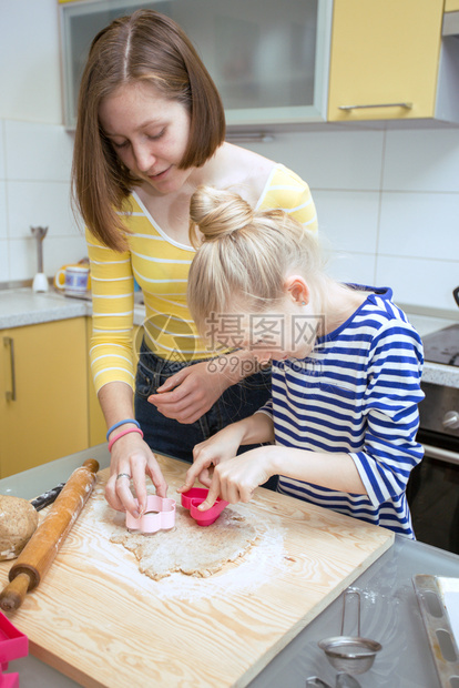 周末快乐姐妹女孩在厨房做饼干图片