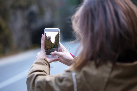 罗马尼亚州市奇莱比卡苏卢伊市的智能手机上拍摄一个女孩的照片图片