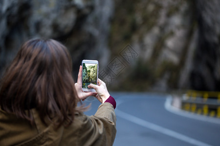 罗马尼亚州市奇莱比卡苏卢伊市的智能手机上拍摄一个女孩的照片图片