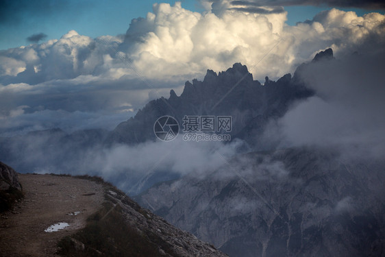 黎明时在高山悬崖上图片