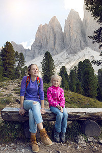 女孩徒步旅行坐在山上的长椅上图片