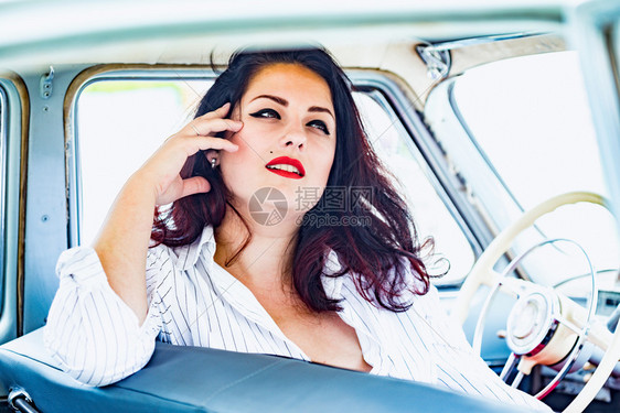 漂亮的女孩肖像画在一辆旧车的风格插针图片