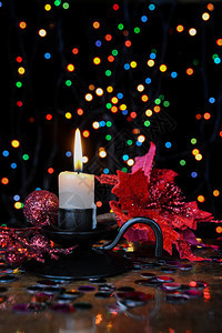 一个智能手机的垂直圣诞墙纸上面有燃烧的蜡烛薄膜和红装饰图片