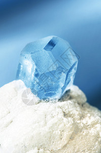 蓝底白基质中的蓝夸瓜宝石图片